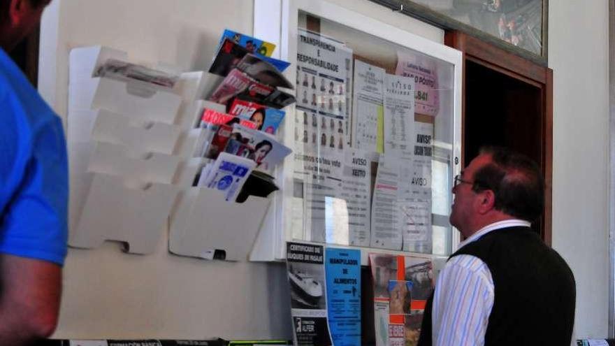 Un socio de Cambados consulta los miembros de una candidatura a la junta general.