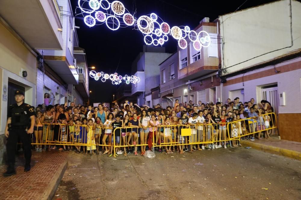 Cientos de personas, la mayoría adolescentes que quisieron disfrutar de la "cremá" y posterior "bañá" de los bomberos, se acercaron al barrio del Calvario para ver arder su hoguera