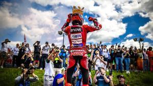 Marc Márquez (Ducati) celebra, con su Fan Club, en Sachsenring, su 10º triunfo en Alemania en MotoGP.