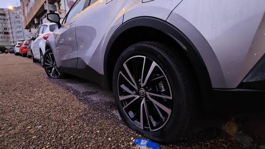 Coches de aficionados del Lyon con las ruedas pinchadas en el entorno de Balaídos