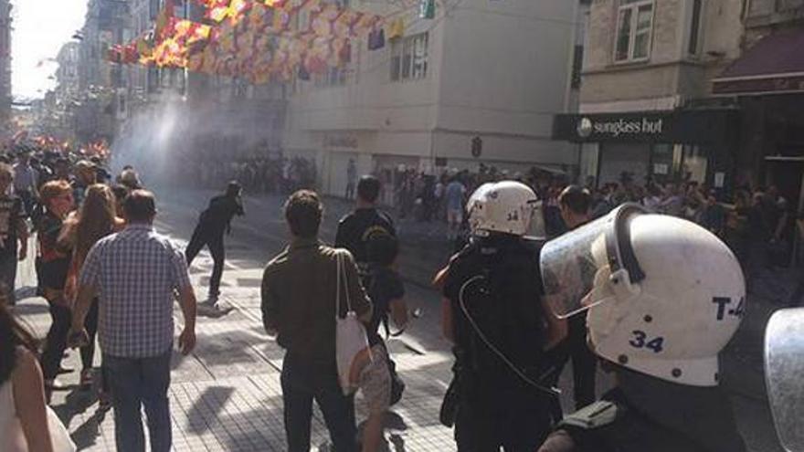 La policía carga contra la fiesta del Orgullo Gay en Estambul