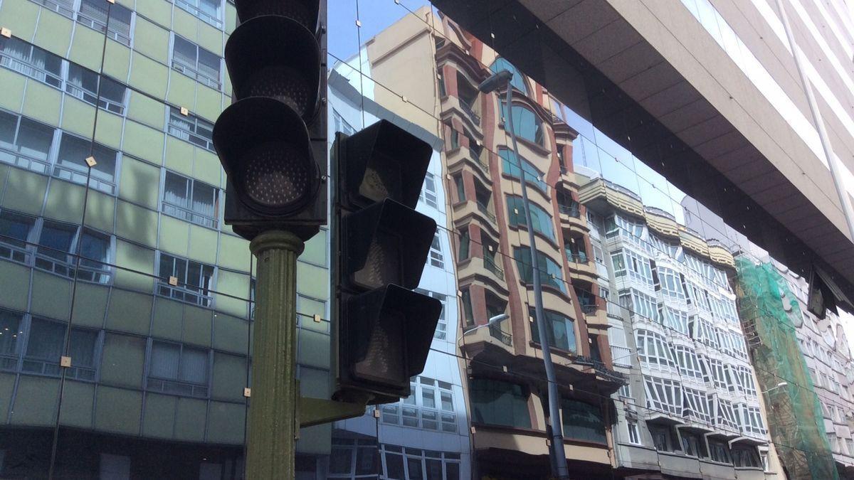 Un semáforo apagado por el fallo eléctrico en la red de Naturgy en el centro de A Coruña.