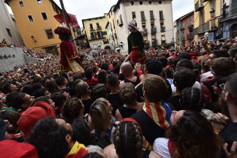 Berga inicia el passacarrers del vespre de Patum enmig d'una gran cridòria