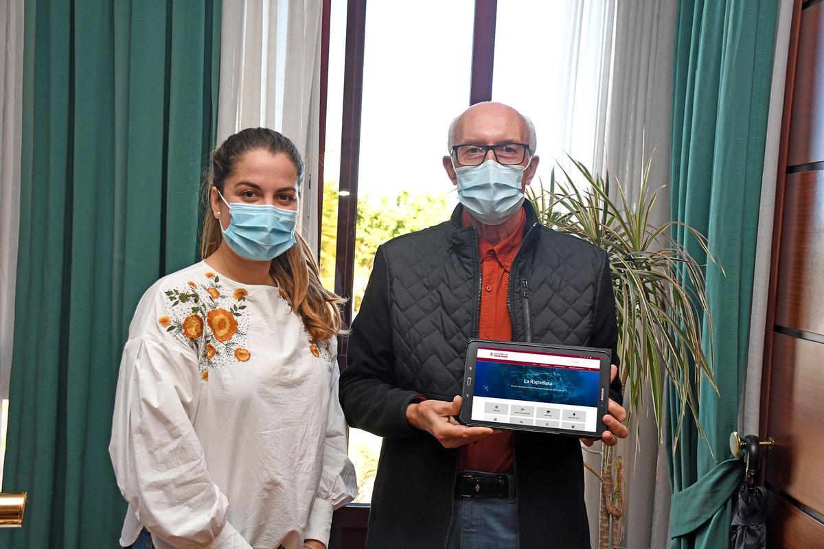 Salomé Fernández y Juan Acostan muestran la nueva web municipal