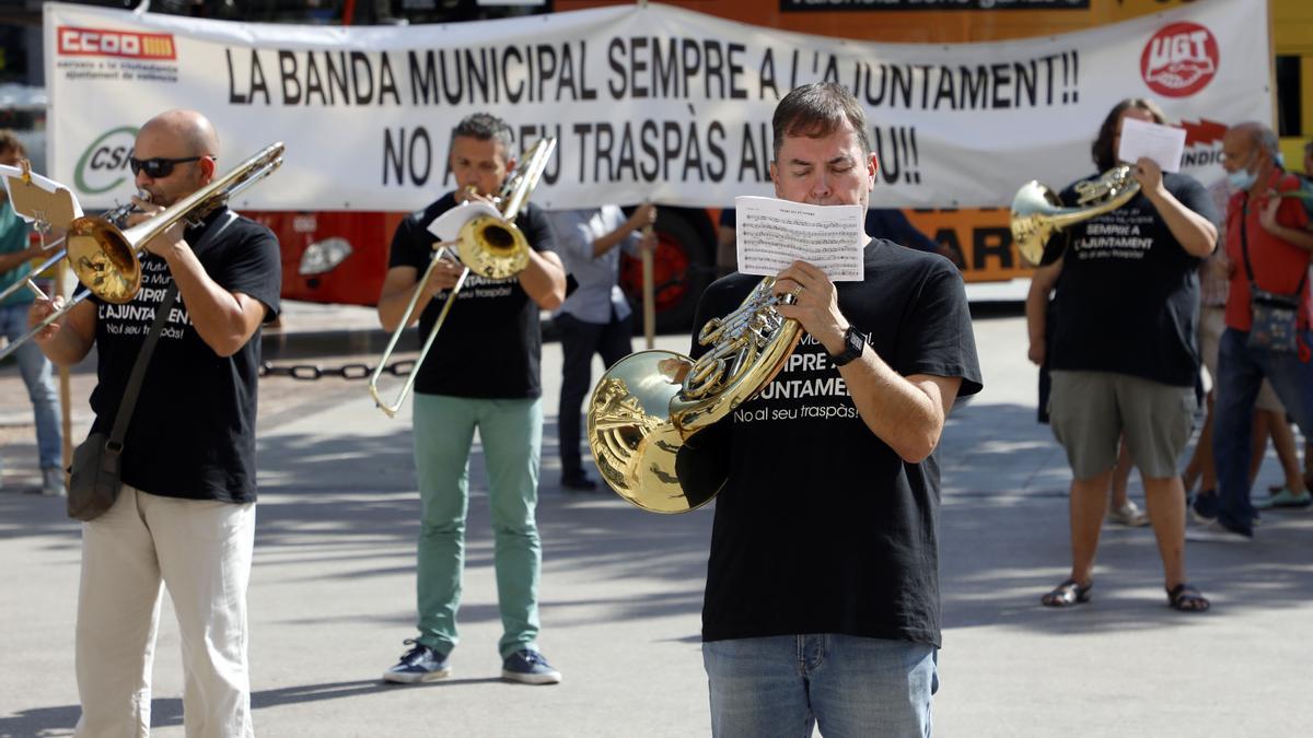 Concentracion de la Banda Municipal en la Plaza del Ayuntamiento.