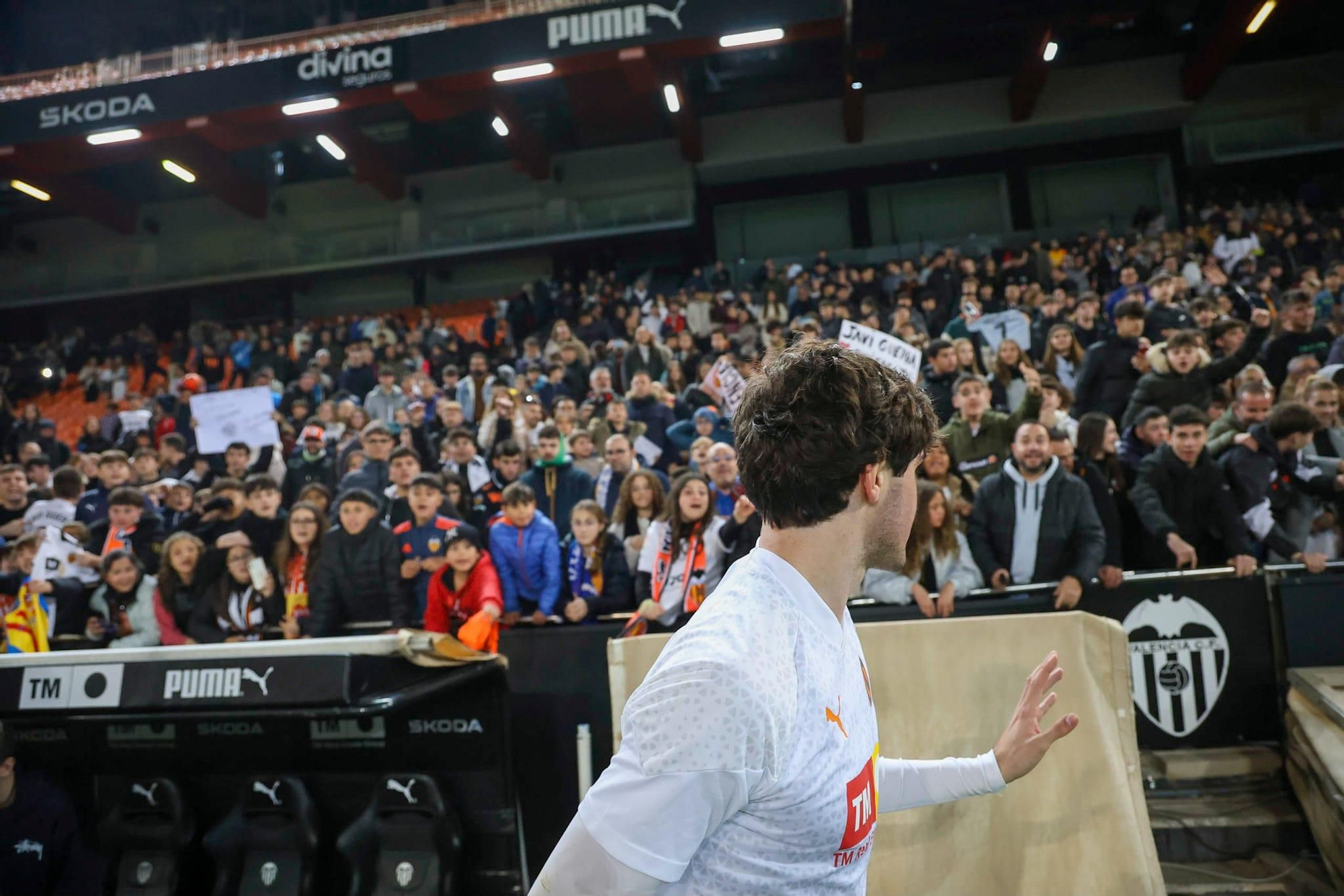 La afición se vuelca con el Valencia CF en el entrenamiento de Mestalla