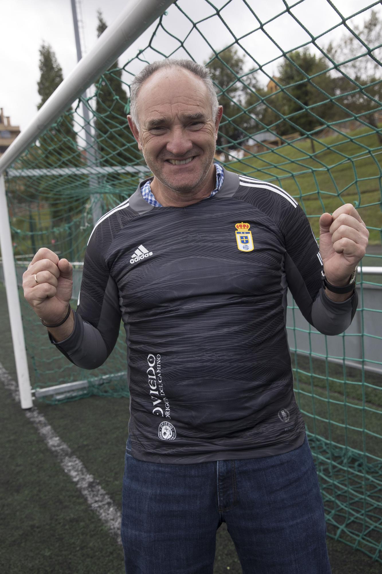 Los aficionados del Oviedo y del Sporting se visten de jugadores para el derbi