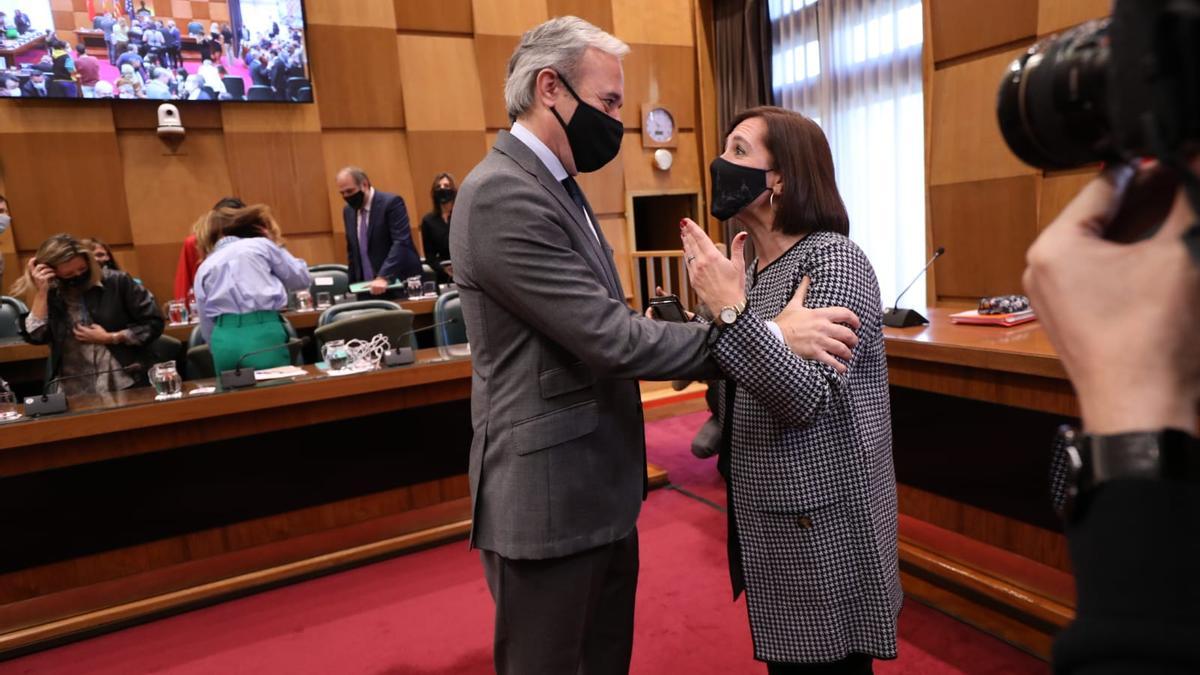 Azcón y Fernández, alcalde y vicealcaldesa, se saludan antes del discurso en el que el popular ha alabado a su socia de coalición.