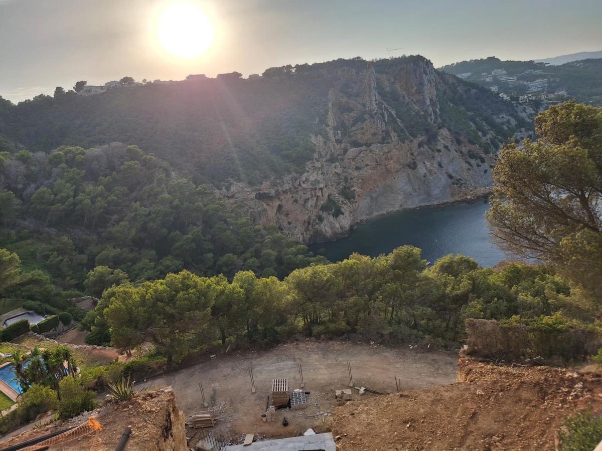 La perspectiva desde la parcela en obras: enfrente, el acantilado de la Falzia