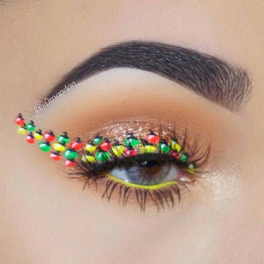 Maquillaje de Navidad con bolas de colores en el párpado