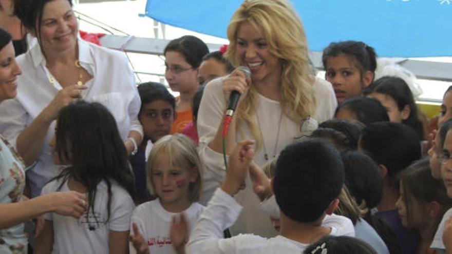 Shakira, rodeada de niños en Jerusalén.