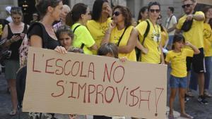 Archivo - Una persona se manifiesta con una pancarta que reza: Lescola no simprovisa durante la huelga de profesores de Catalunya el día que comienza el curso escolar, a 6 de septiembre de 2023, en Barcelona, Catalunya (España). Foto de archivo