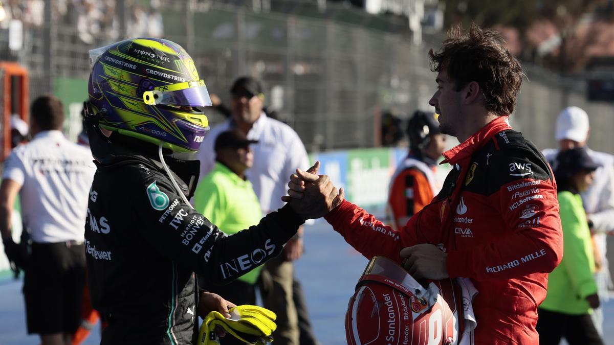 Hamilton y Leclerc se saludan tras el Gran Premio de México.