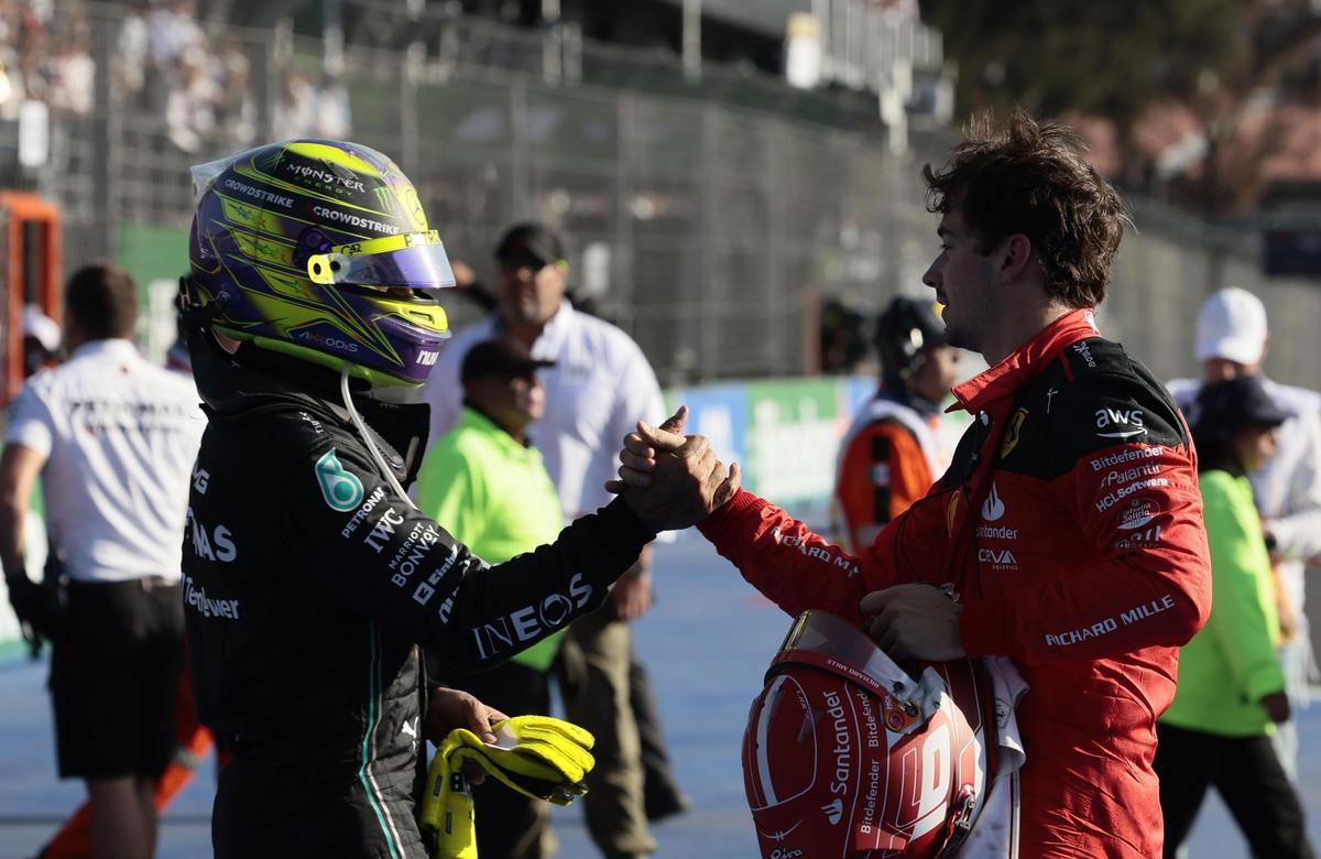 Hamilton y Leclerc se saludan tras el Gran Premio de México.