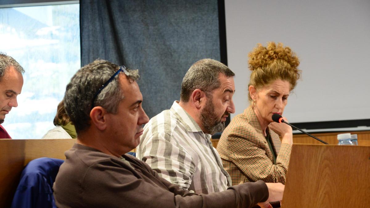 La portavoz del PP de Cangas, Dolores Hermelo; y ediles de su grupo en un pleno.
