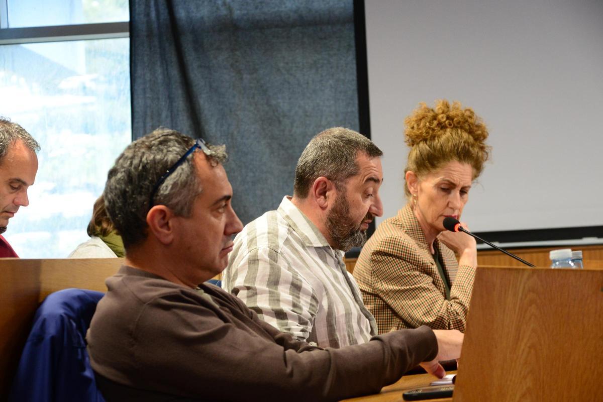 La portavoz del PP de Cangas, Dolores Hermelo; y ediles de su grupo en un pleno.