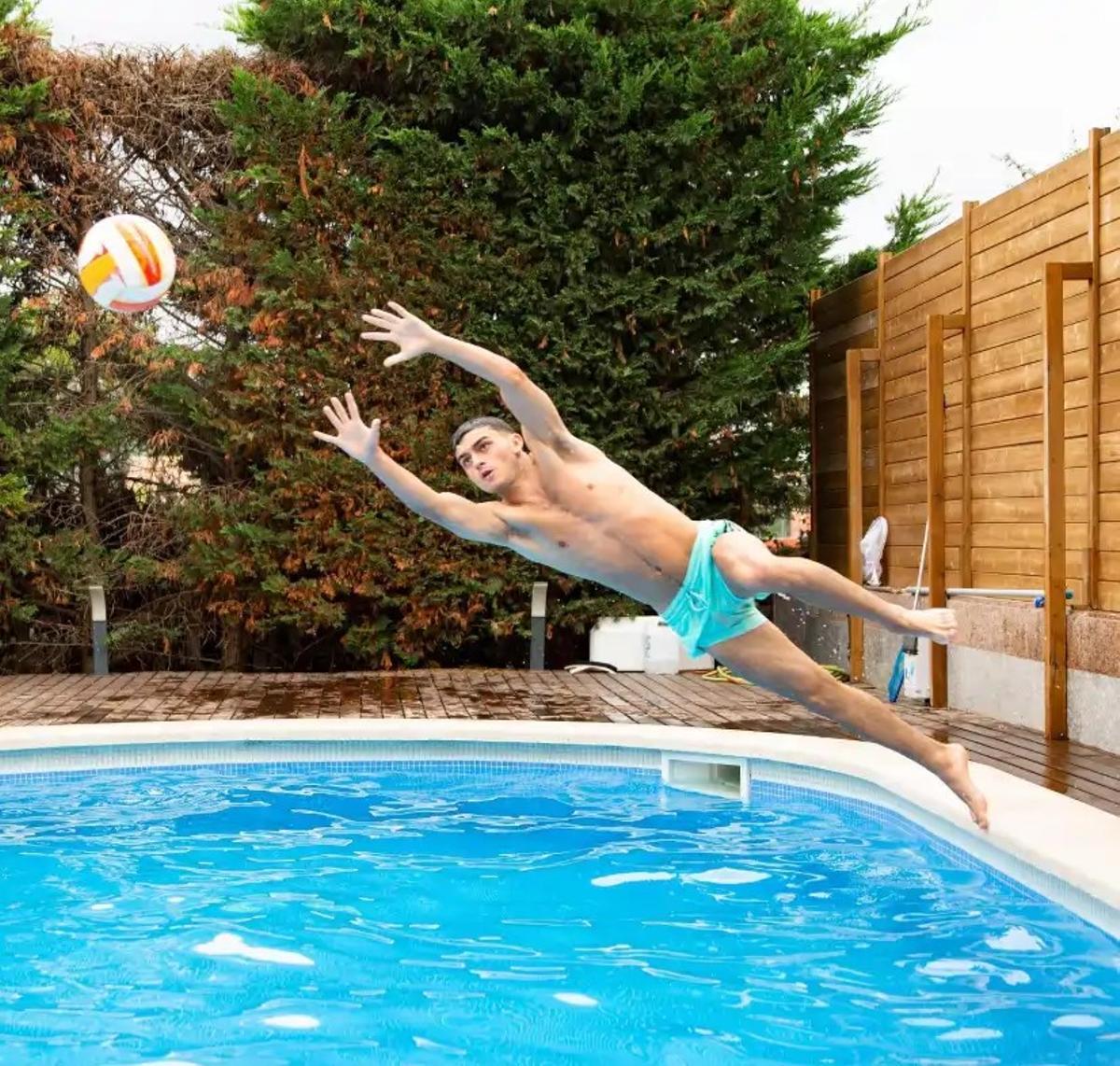 Pedri se lanza a su piscina a por un balón.