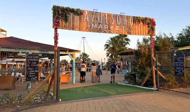 FOTOGALERÍA | El original mercadillo en madera en una playa de Huelva
