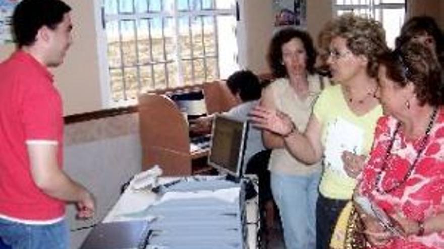 Madroñera organiza talleres para enseñar informática a los vecinos