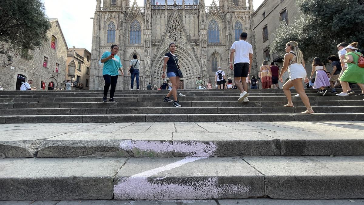 La catedral de Barcelona amanece rodeada de Z prorrusas