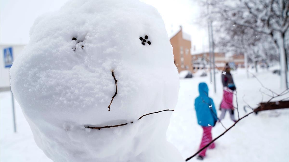 Muñeco de nieve en el barrio de Valdemoro, en Madrid, azotado por la tormenta 'Filomena'