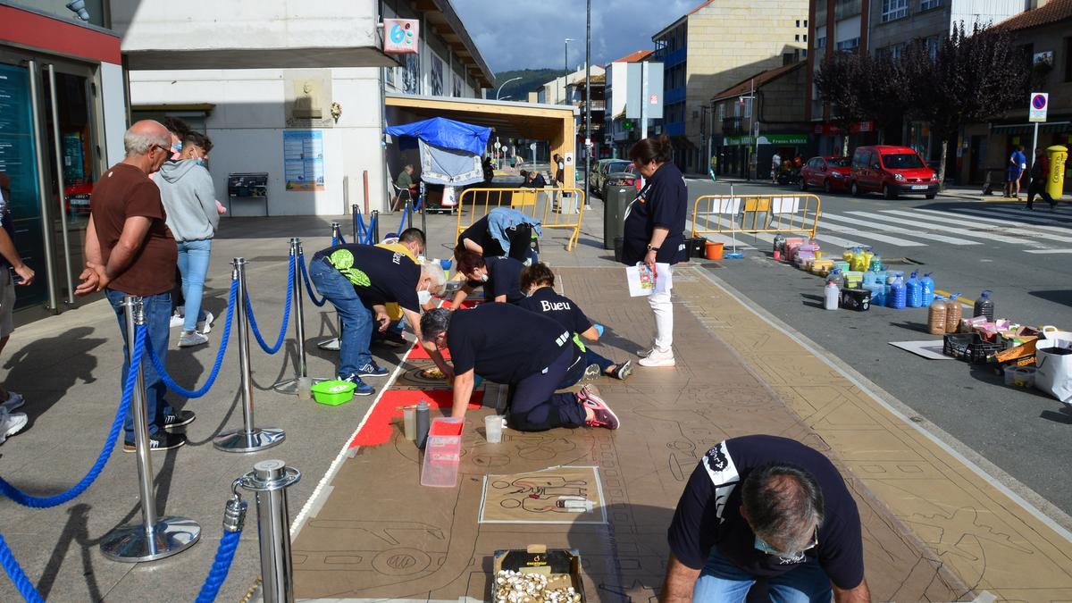 Alfombristas comenzaron a confeccionar ayer el tapiz.