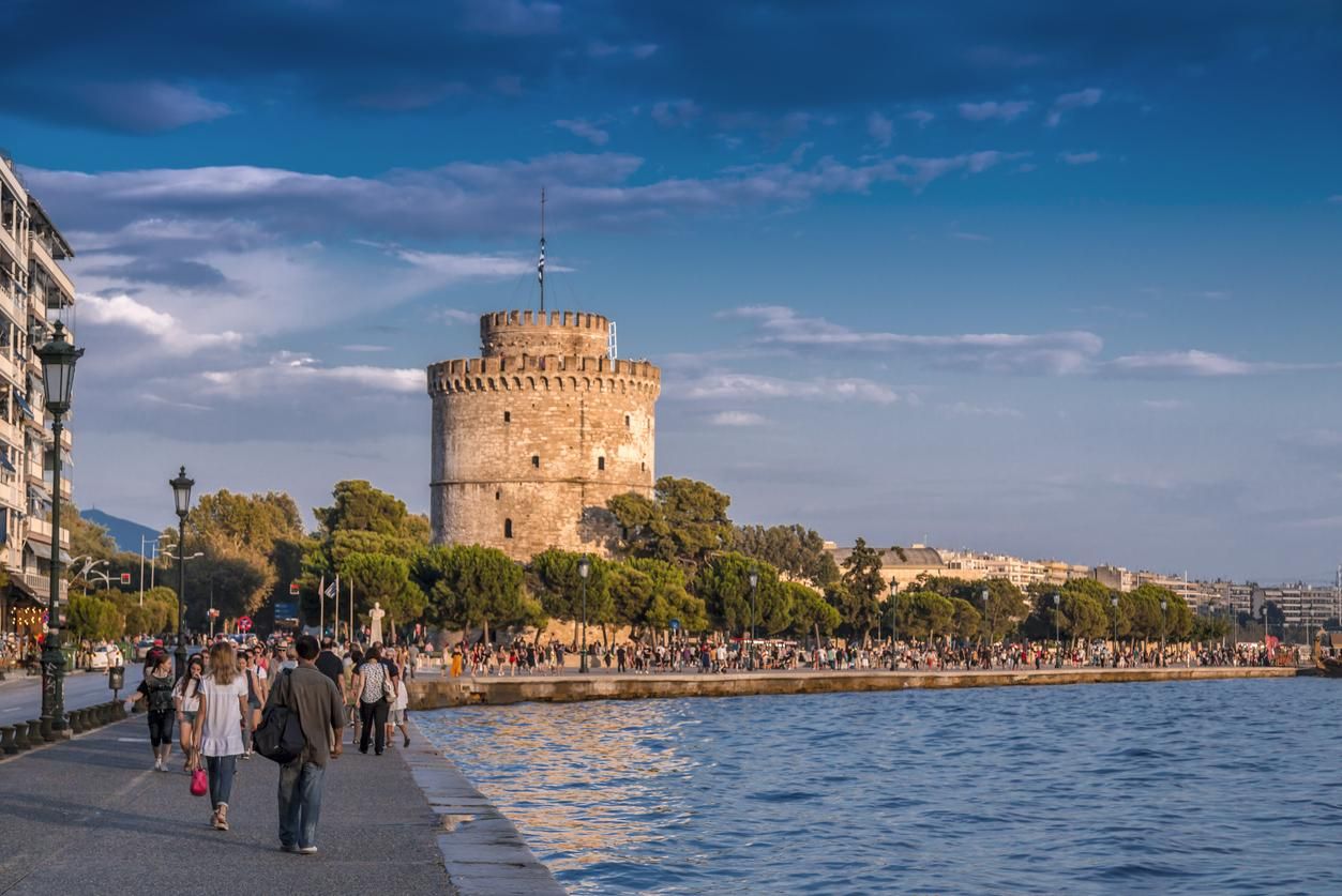 Paseo marítimo de Tesalónica con la Torre Blanca, símbolo de la ciudad.