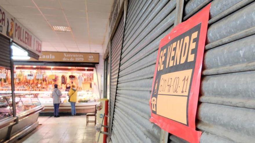 El mercat de Figueres on només queden tres parades obertes