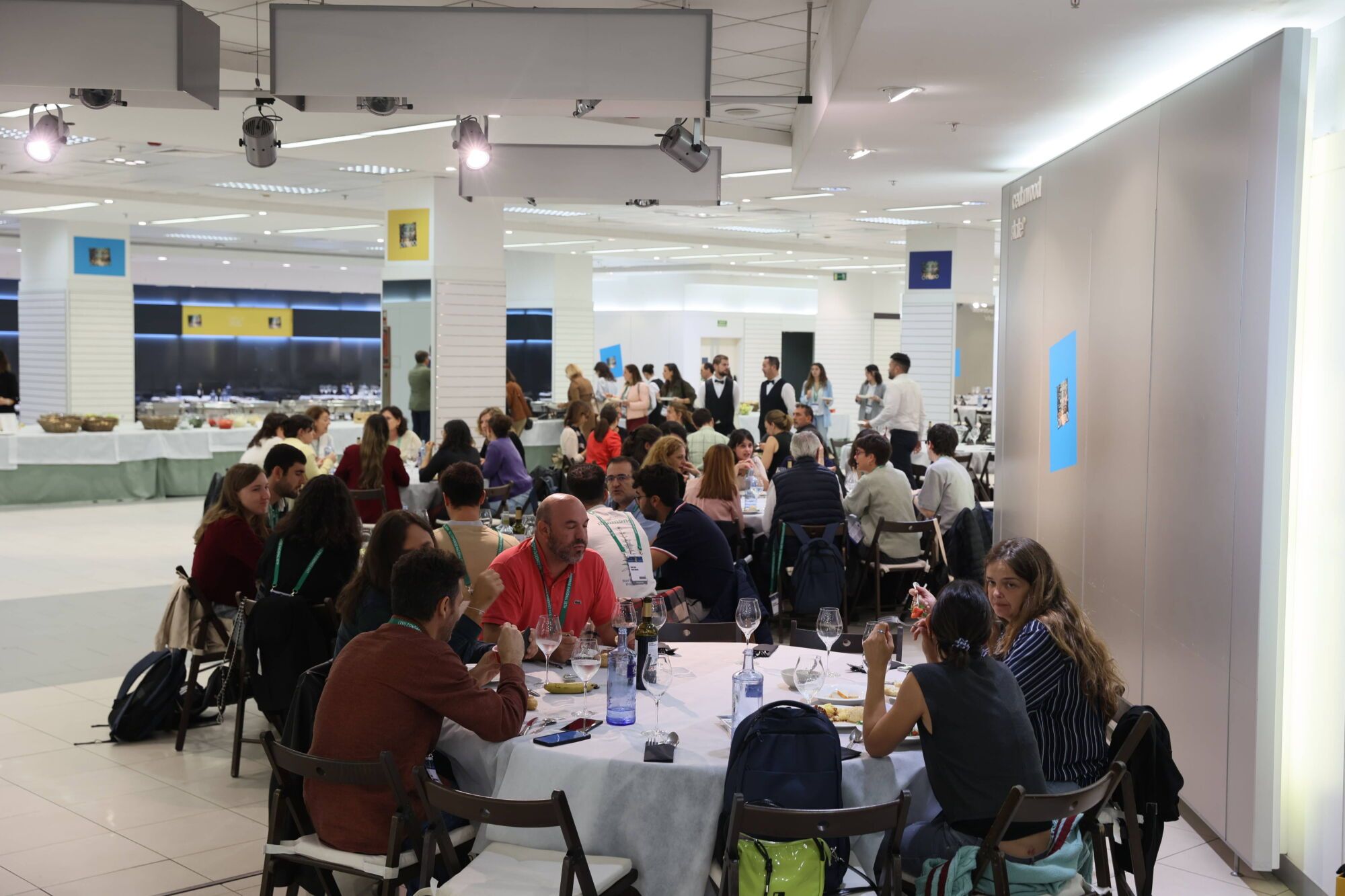 El centro comercial del Calatrava vuelve a abrir sus puertas (por unos días) para dar de comer a más de ochocientos congresistas en Oviedo