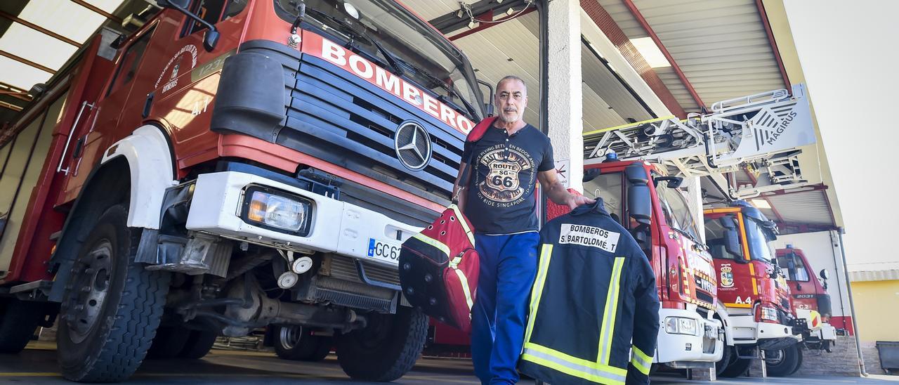 Francisco Ramírez se despide de su uniforme y del parque de bomberos donde trabajó 35 años.