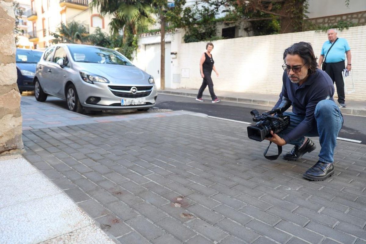 Un cámara de televisión graba varios impactos de bala en la zona de la localidad de Fuengirola