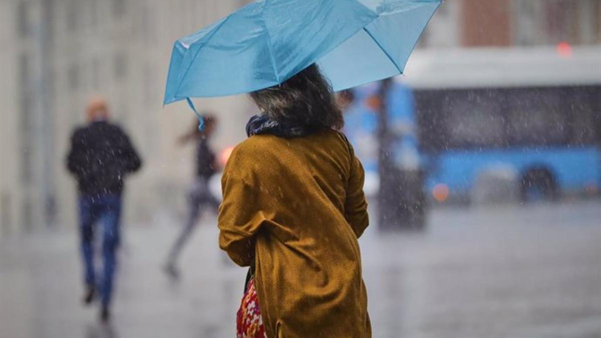 Madrid no se despegua aún de las lluvias y hoy volverá a tener mal tiempo desde el mediodía.