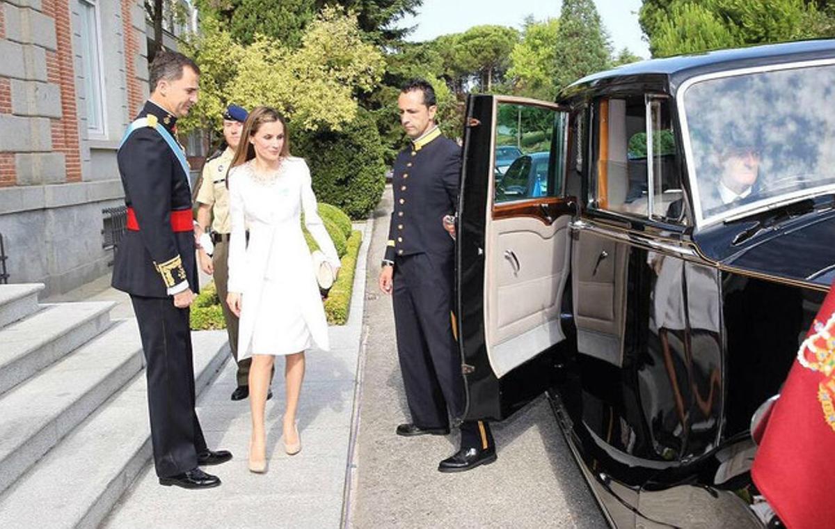Felipe y Letizia se disponen a entrar en el Rolls-Royce rumbo al Congreso.