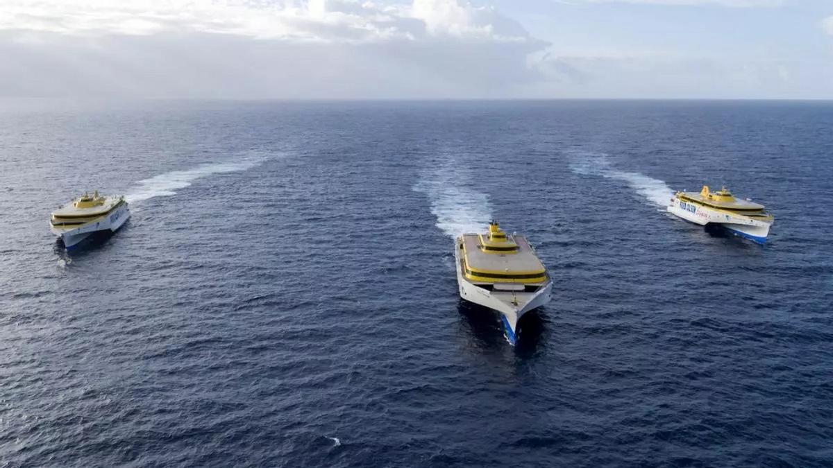 Los 3 trimaranes de Fred. Olsen Express navegando juntos.