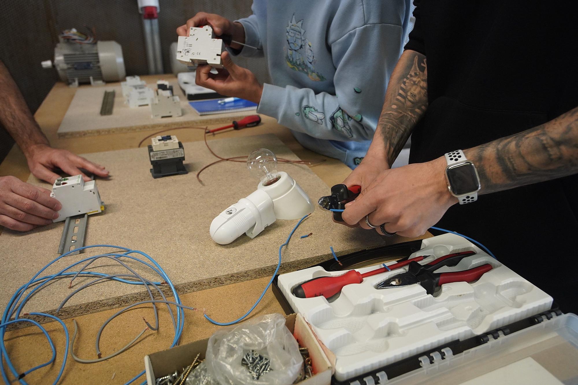 Un taller de estudiantes de formación profesional dual