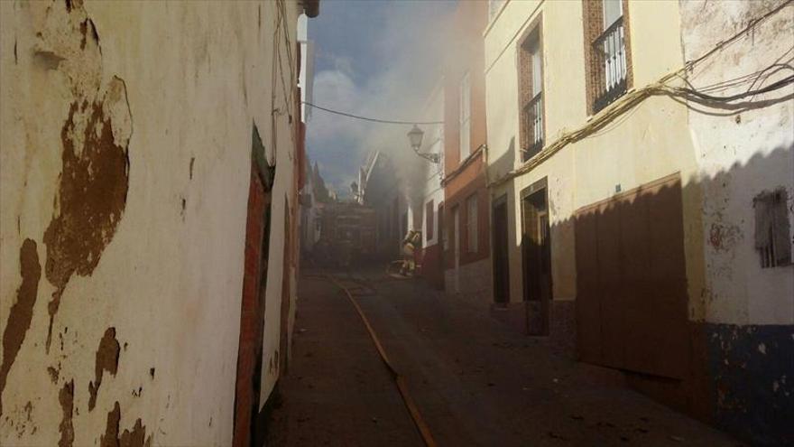 Rescatan a una anciana del incendio de su casa