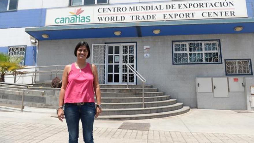 Jennifer González, frente a la entrada de la empresa Canarias Logística. | josé carlos guerra