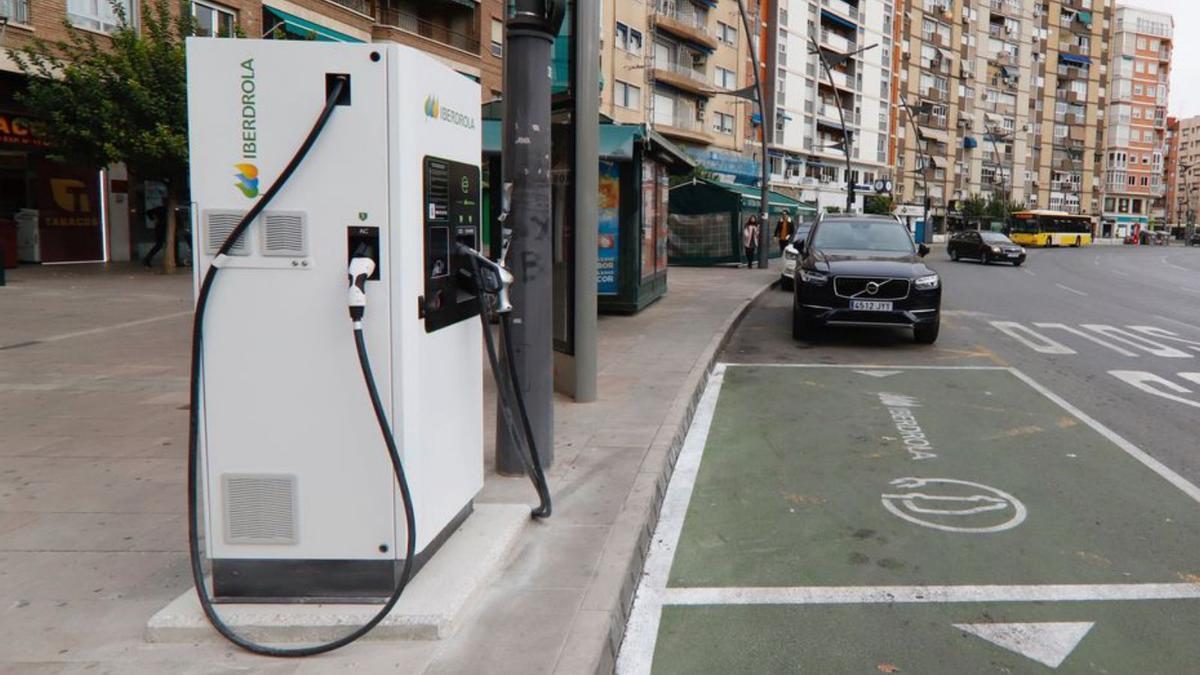 Punto de recarga para vehículos eléctricos en Murcia. | JUAN CARLOS CAVAL