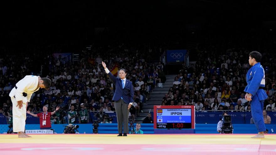 Fran Garrigós ya acaricia la medalla y su rival le niega la mano