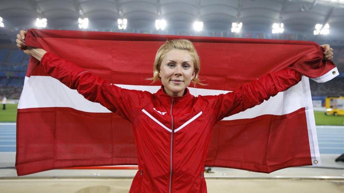 xortunoineta radevica of latvia holdes her national flag 190510160723