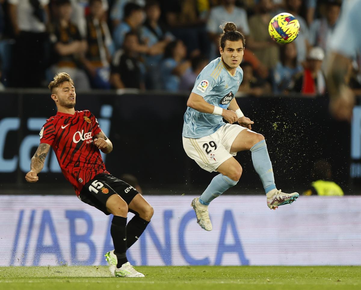Miguel intenta controlar el balón ante Maffeo.