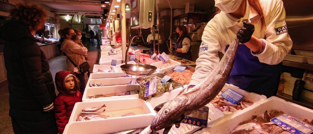 Venta de pescado con normalidad en uno de los puestos del mercado de Ciudad Jardín.