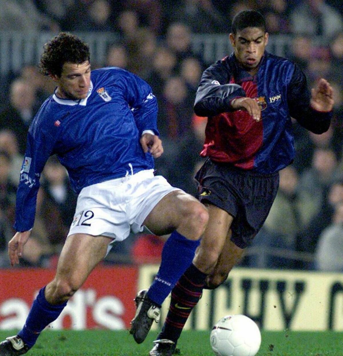 Pompei, en su época como futbolista del Oviedo, disputando un balón con Michael Reiziger, jugador del Barça, en 1999.
