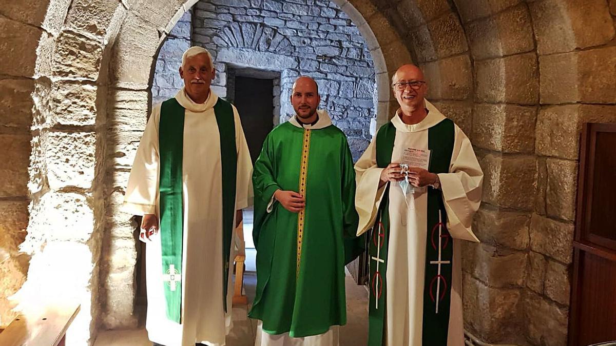 El pare Arturo Sosa, mossèn Joan Antoni i el pare Carles Marcet, fotografiats ahir al portal antic per on entrava sant Ignasi quan visitava el santuari de la Salut | ARXIU PARTICULAR