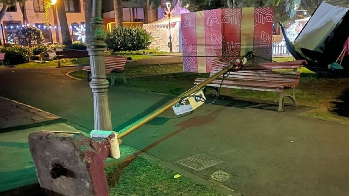 Caída de un poste en el parque de La Constitución, en La Laguna.