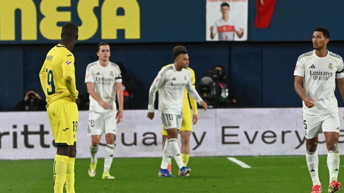 Pepe, contrariado, tras el gol del Real Madrid, con Carreras, Mbappé y Bellingham.