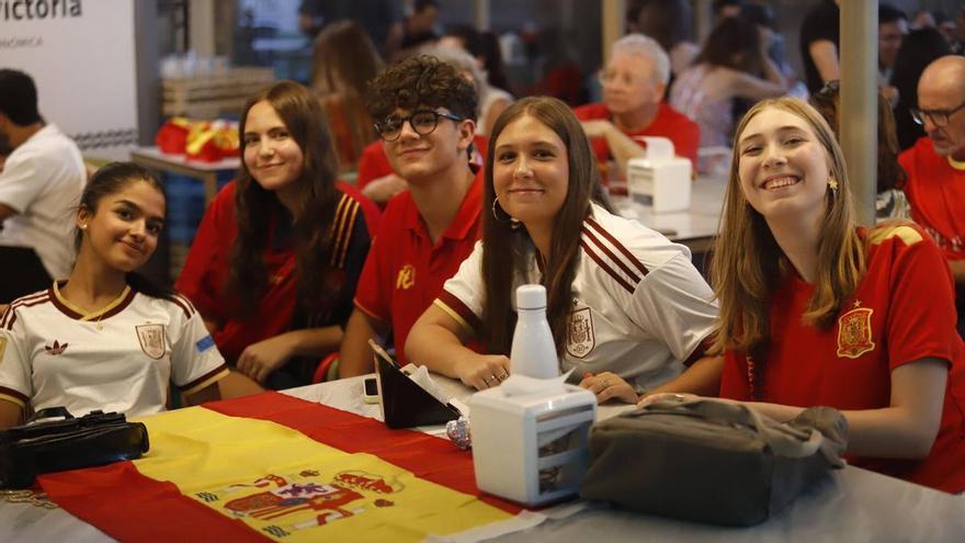 Córdoba se vuelca con España y vive otra noche de pasión, tensión y alivio