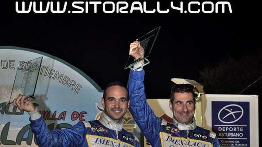 Dani Cué y Miguel Fuster, en el podio del Rally de Llanes de 2013 como ganadores de la categoría GT.