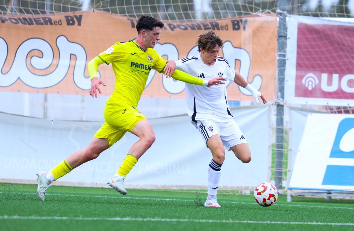 El lateral del Villarreal. Theo Bou, intenta frenar al habilidoso delantero local Alberto Morientes.