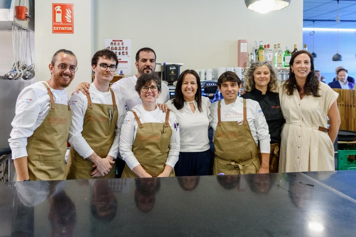 La alcaldesa de Catarroja, lorena Silvent, con los alumnos.